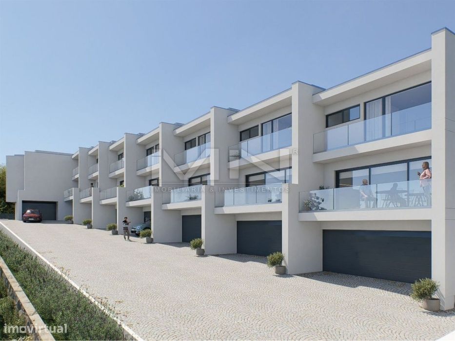 Vistas Únicas: Moradia de Luxo em Condomínio Fechado com Piscina