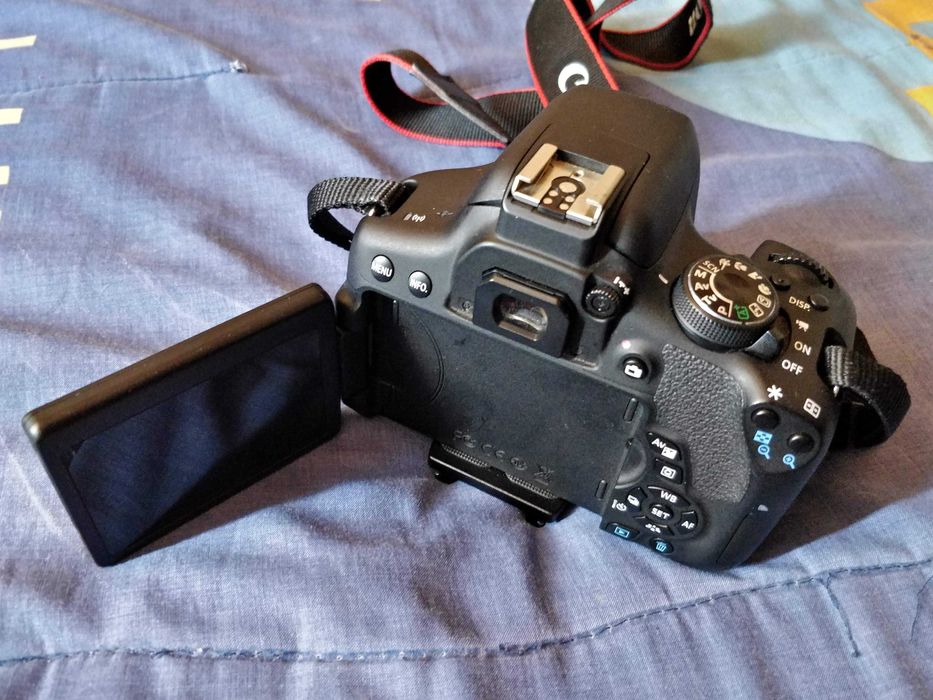 Canon EOS 750D + Lente 18-55mm + 2 Carregadores + 4 baterias