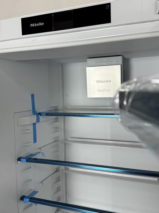 Miele вмонтований холодильник в ідеальному стані