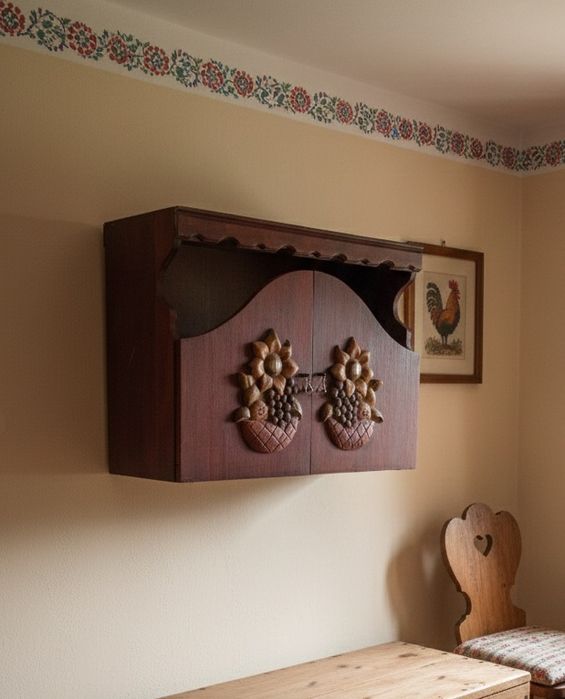 Szafka w stylu ludowym, rzeźbiona