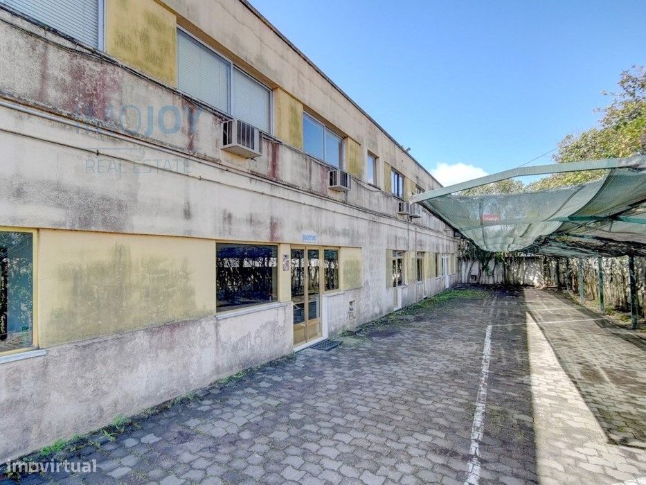 Enorme Armazém para Arrendamento no Montijo