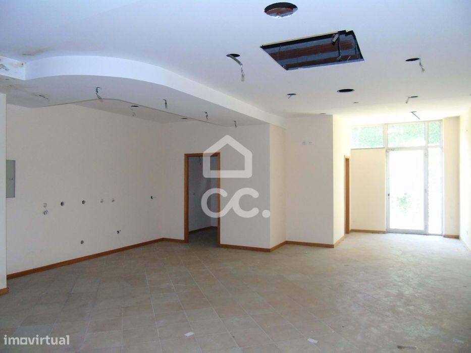 Loja em centro comercial - Arrenda-se Loja de 70m2