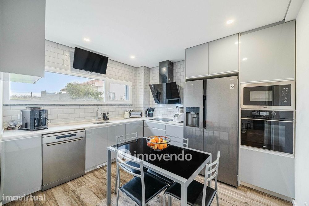 Moradia T3+1 moderna e exclusiva, com garagem e jardim, em Porto Salvo
