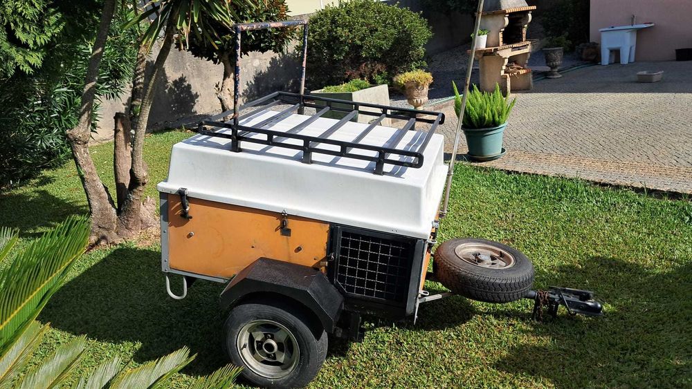 Atrelado para transporte de cães e caça