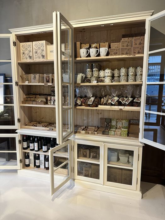 Armarios louceiros vintage! Iluminados e de varias cores…