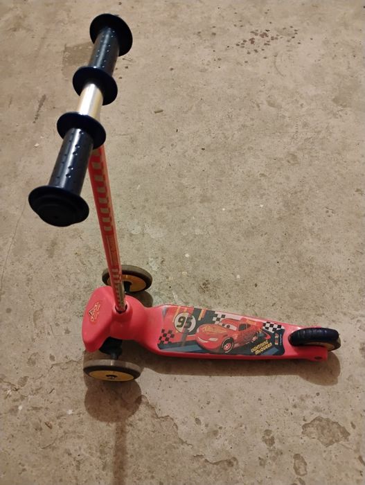 Hulajnoga trzykołowa