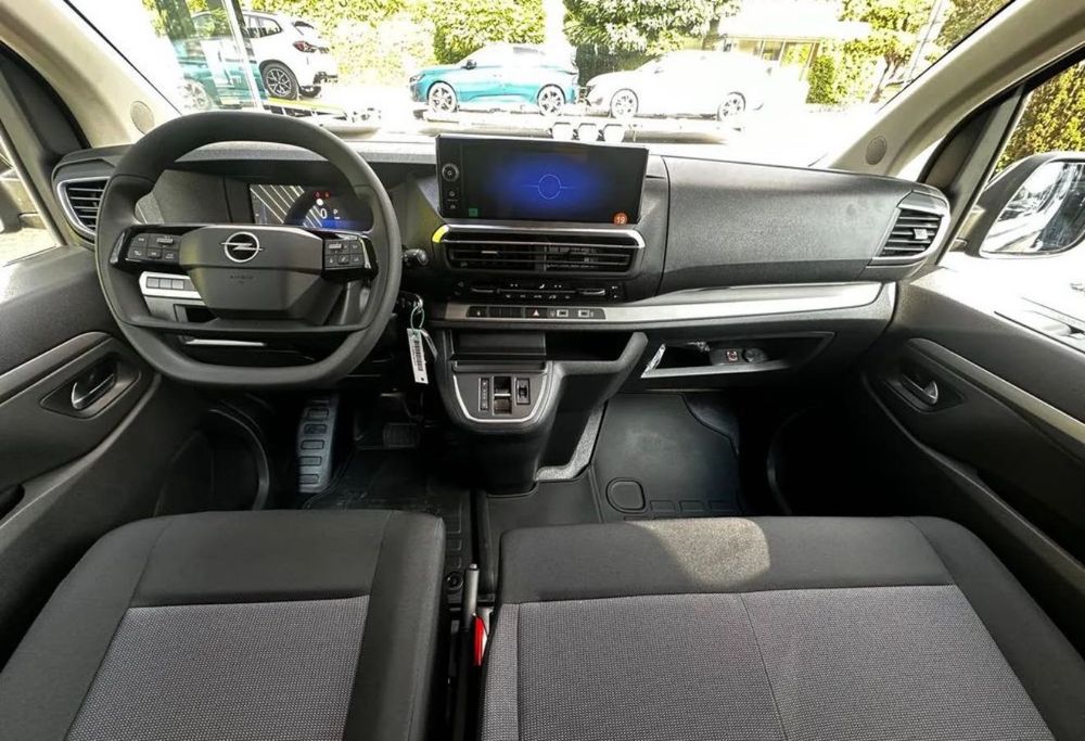 Wynajem busa 9 osobowego 8 osobowego Proace trafic