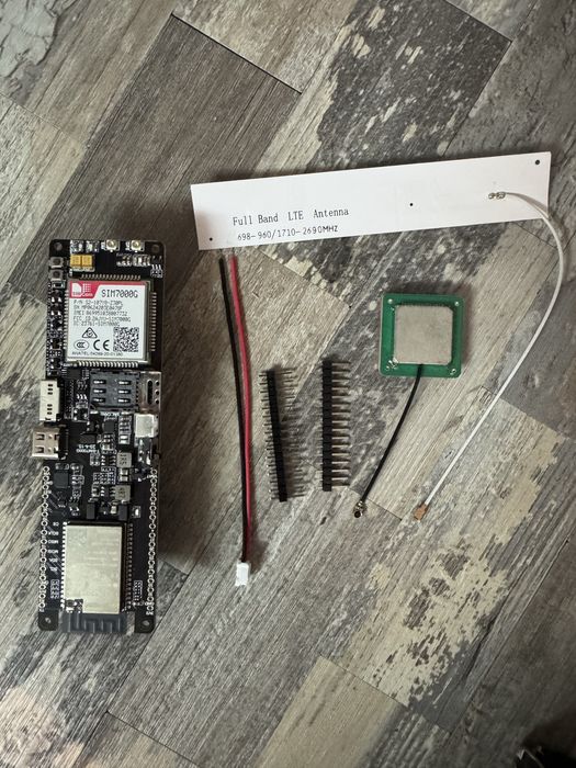 Це модуль розробки LILYGO T-SIM7000G на базі ESP32-WROVER-B, який підтримує Wi-Fi, Bluetooth, LTE та GPS