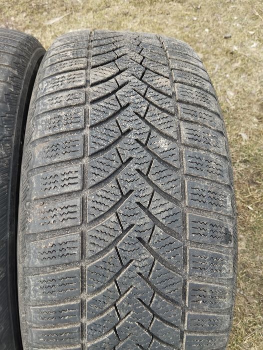 Продам зимові шини 215 55 r16