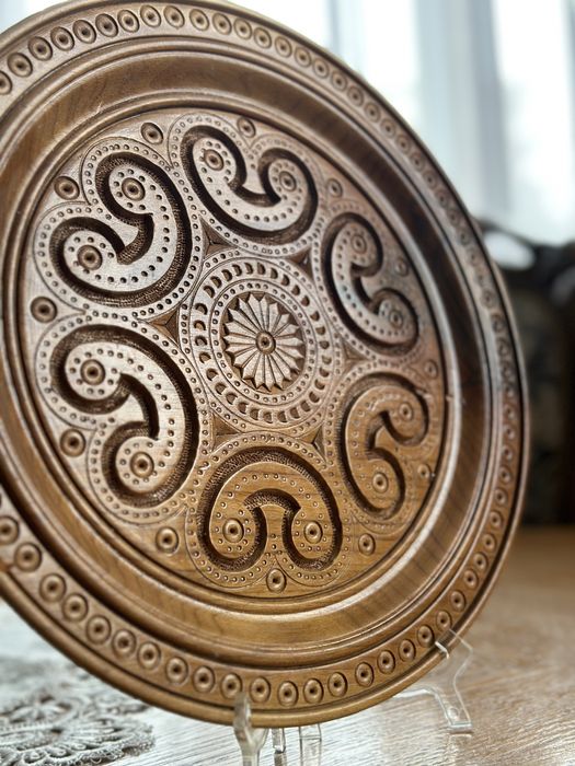 Тарілка різьблена деревяна