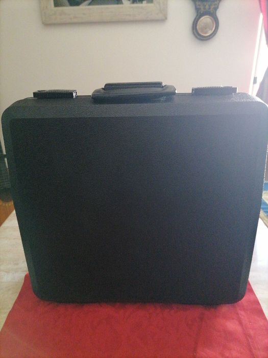 Máquina de escrever antiga portátil. Marca Marathon 2200 TR