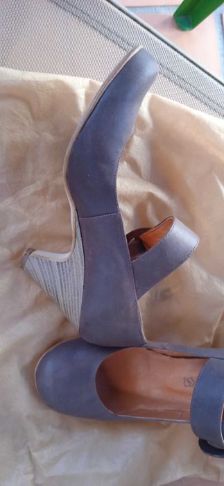 Sapatos de salto alto cunha castanhos como novos