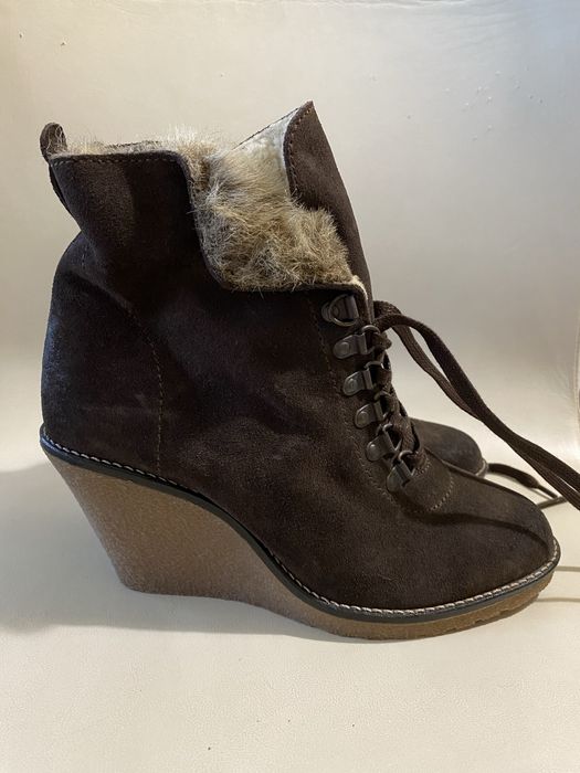 Botas de inverno novas, ainda por usar, da Buffalo London em camurça castanha com um forro de pele sintética e um salto cunha. Tamanho 39
