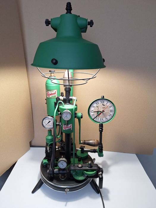 Lampa loft retro ze starą wiertarką I zegarem
