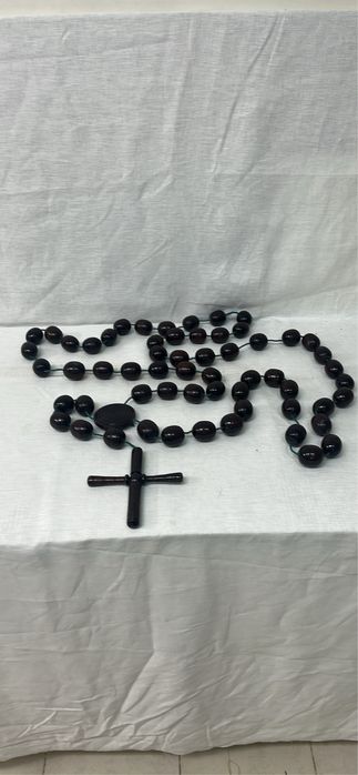 Terço em madeira de grandes dimensões.