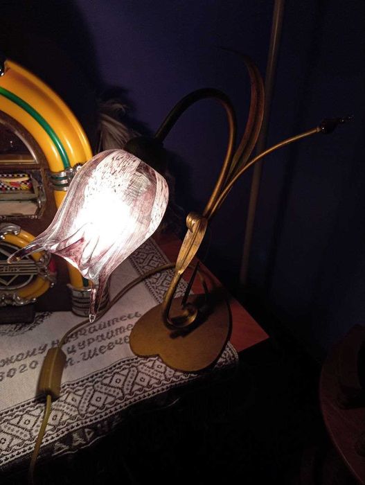 Настільна лампа в стилі квітки