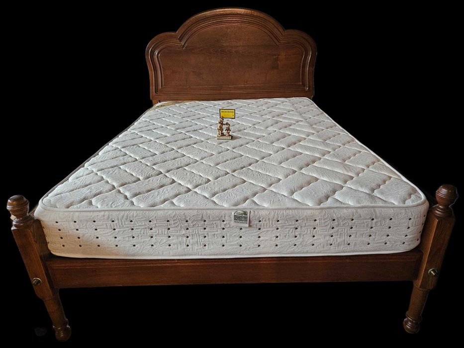 Cama em madeira maciça com estrado e colchão - Muito bom est