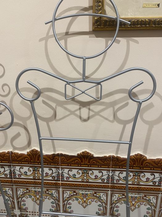 Par de cabides de quarto em metal prateado