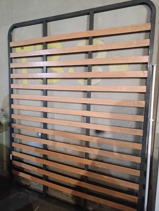 Estrado em bom estado! Dimensões: 195x150