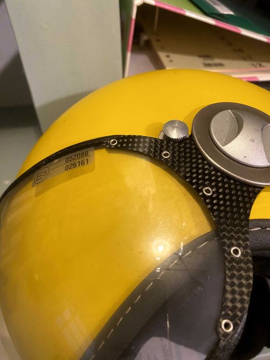 Capacete MOMO DESIGN em estado de novo.
