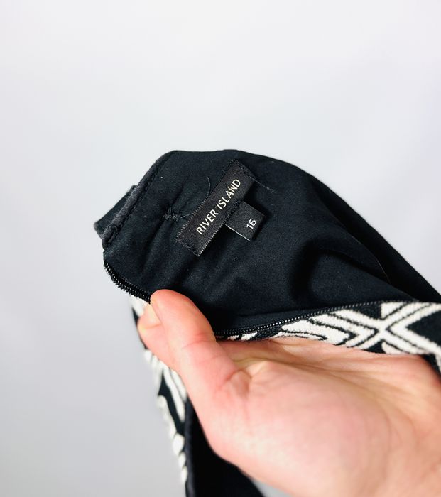 Czarno-biała sukienka w geometryczny wzór XL 42