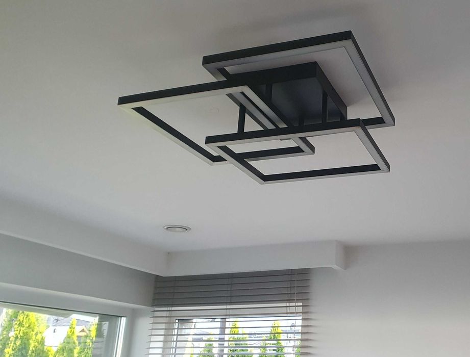 Designerski plafon LED 4 kwadraty 75 cm – czarny, ciepłe światło