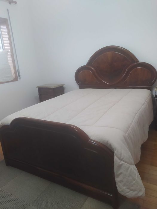 Quarto completo em madeira maciça.