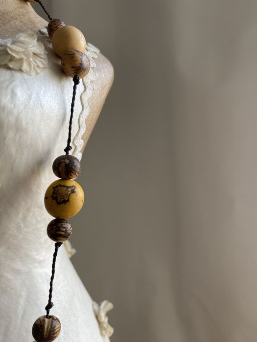 Colar de carocos e sementes