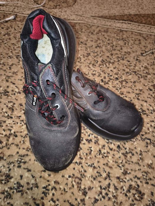 спецвзуття з металевим носком    

Розуміня вживані це були одіті2-3 р