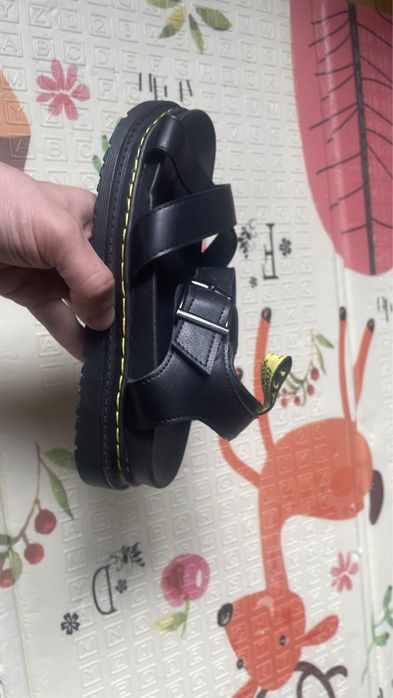Босоніжки в стилі Dr. martens