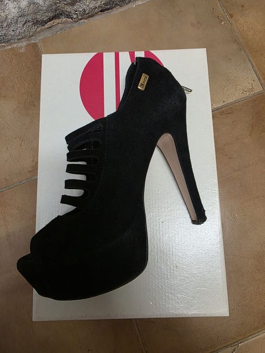 Sapatos abertos com plataforma