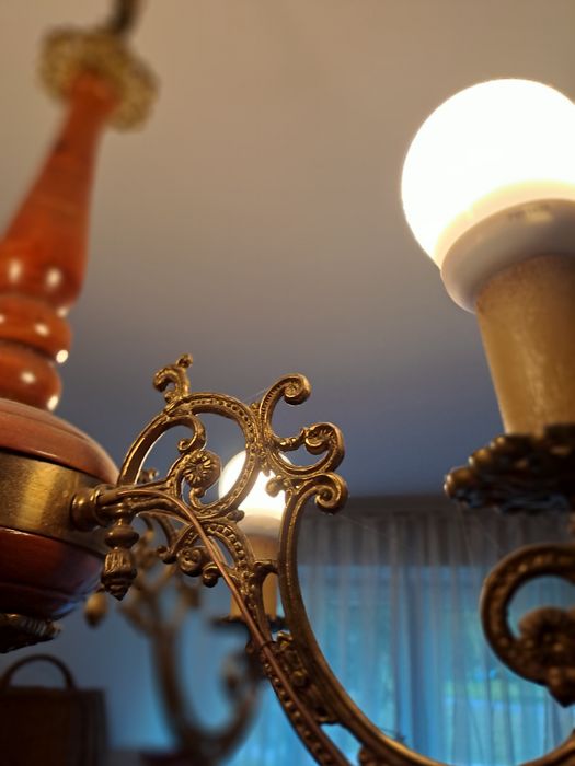 Piękny 4 ramienny żyrandol, mosiądz i drewno