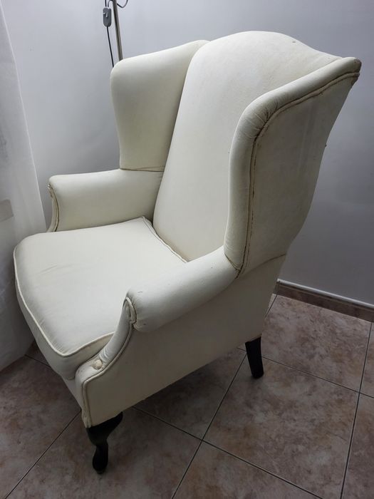 Cadeirão de orelhas e banco apoio de pés