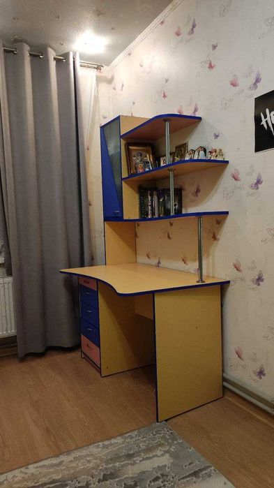 Письменный/компьютерный стол с полками и ящиками