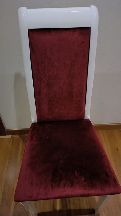 Cadeira com estofo em veludo