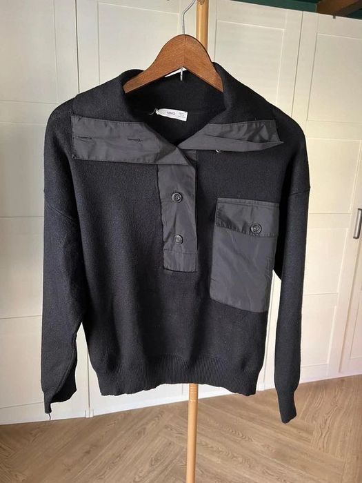 Czarny sweter z kieszenią, może być też golfem rozmiar 36 marki Mango