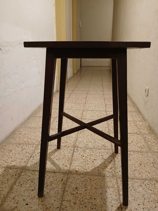 Mesa rústica de apoio em madeira