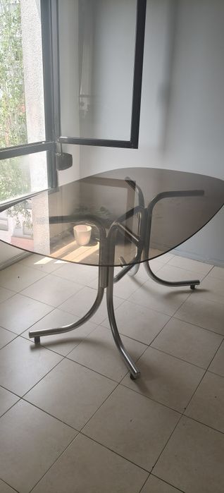 Mesa de vidro bem conservada.