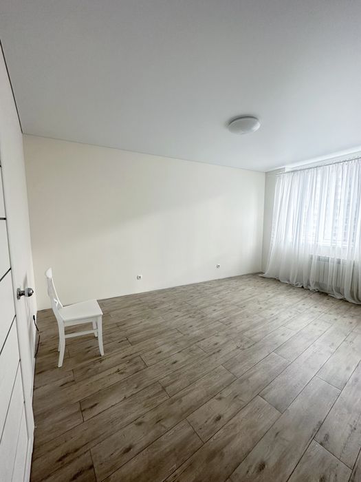 Кабінет без меблів