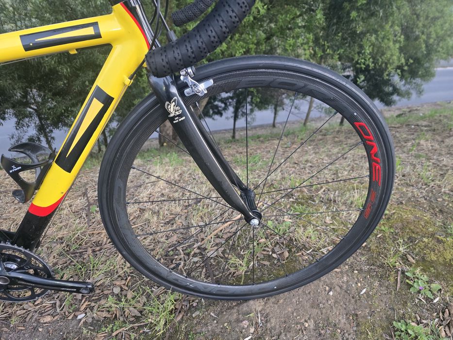 Bicicleta de estrada com rodas carbono