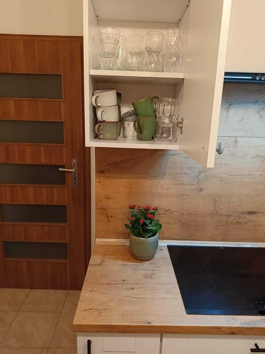 Kuchnia na wymiar – białe frezowane fronty + blat dąb