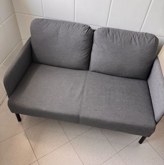 Um sofá para o corredor ou cozinha