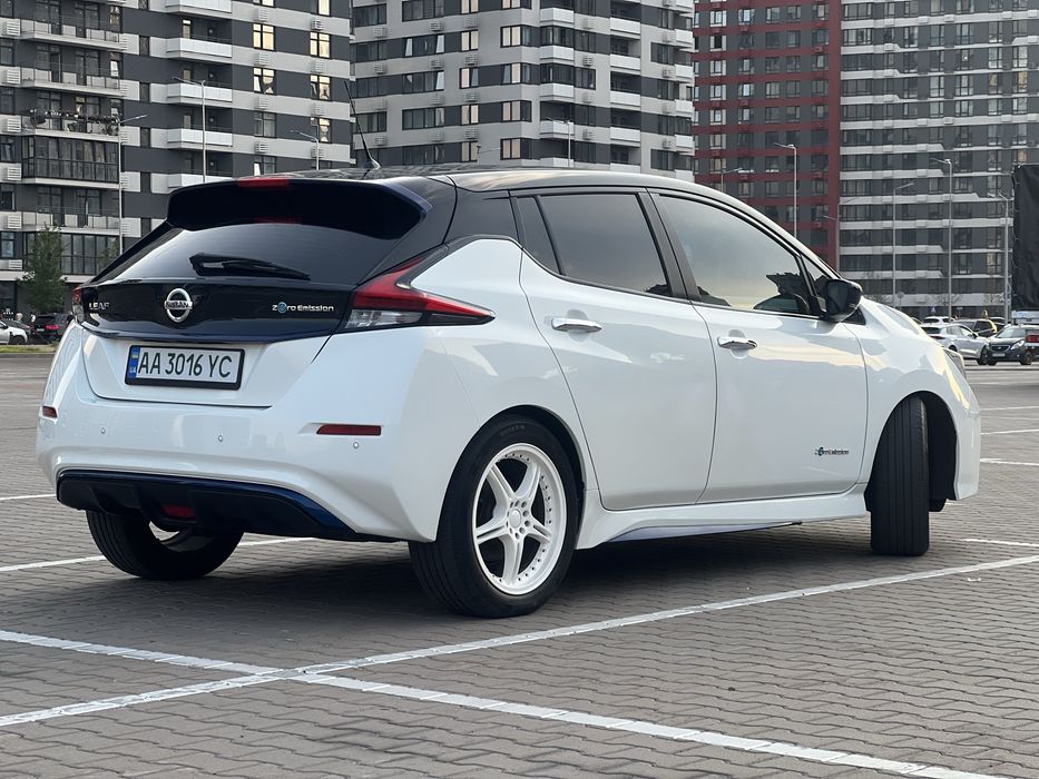 Nissan Leaf в отличном состоянии.