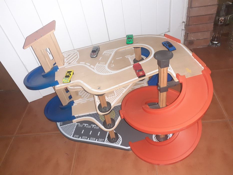 Brinquedo pista em madeira e carrinhos