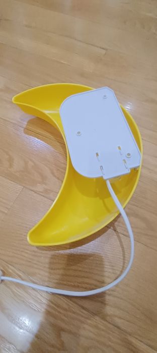 Candeeiro de parede em formato de lua