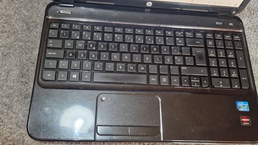 Hp pavilion G6 com processador intel i5
Grafica Radeon 
Disco 250Gb
Ca