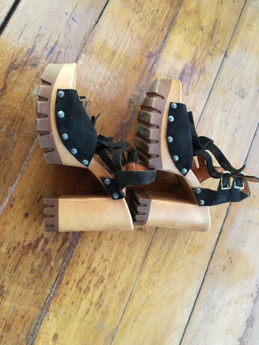 Sandálias pretas de tacão in extenso