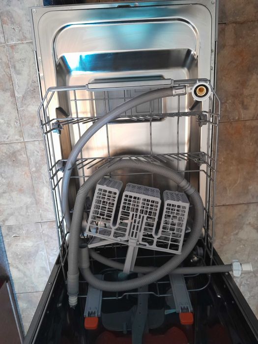 Посудомийна машина окремо стояча.