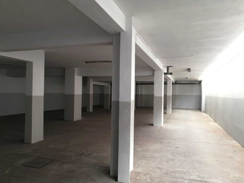 Excelente armazém no Porto