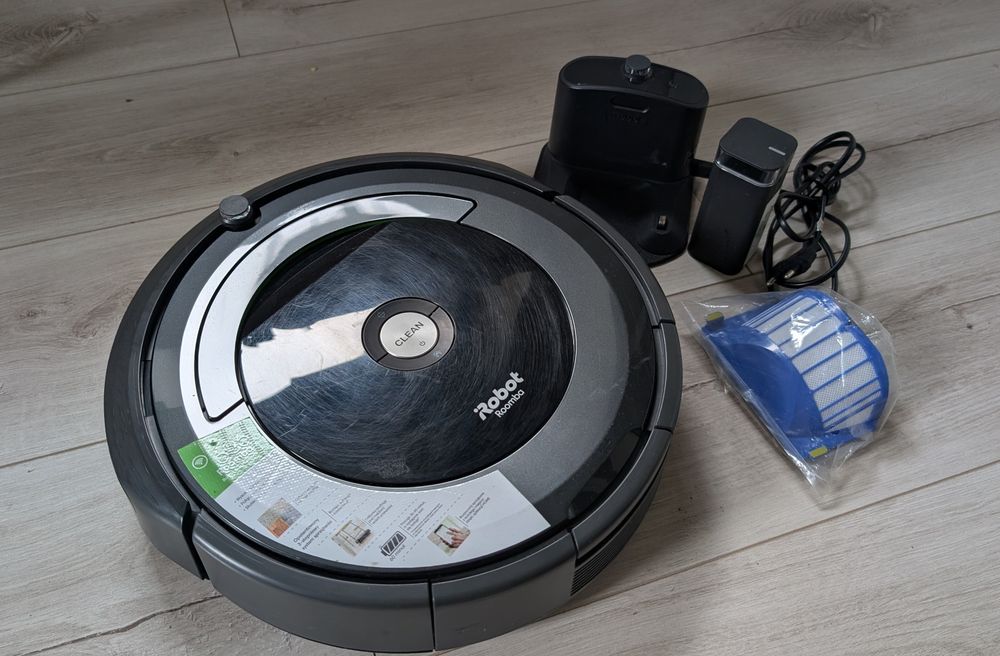 iRobot Roomba model 696